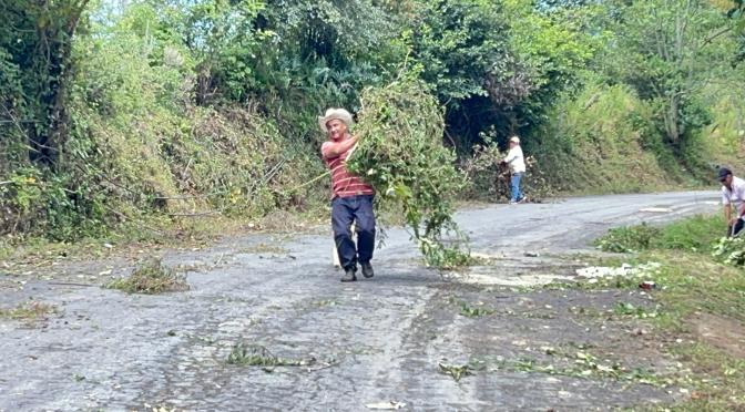 Sin apoyo municipal, vecinos rehabilitan su camino; alcalde electo se suma a la faena