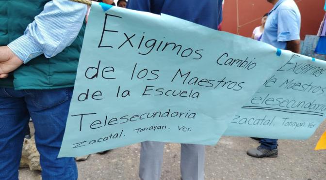 Padres de Familia de  la Telesecundaria “Zacatal” en Tonayán, bloquean entrada a la comunidad. Exigen destitución de dos docentes.