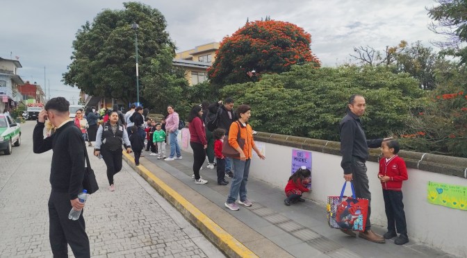 Niñas y niños del Jardín Xallitic promueven mensajes de esperanza en el puente Xallitic