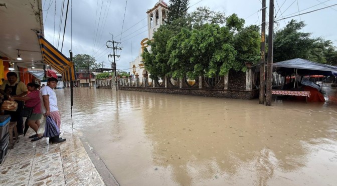 Ríos desbordados y fuertes lluvias en Veracruz y Puebla