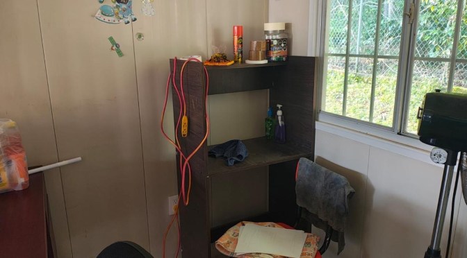 Madres de familia toman la escuela primaria Benito Juárez tras segundo robo en menos de seis meses