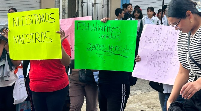 Padres de familia bloquean carretera en demanda de maestros para telesecundaria José Vasconcelos