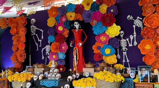 Escuela Enrique C. Rebsam promueve la tradición del Día de Muertos con altar comunitario