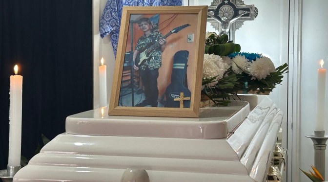 “Entre velas y su guitarra: familia despide a Ángel Antonio, el joven hallado tras cinco días de búsqueda en Chachalacas”