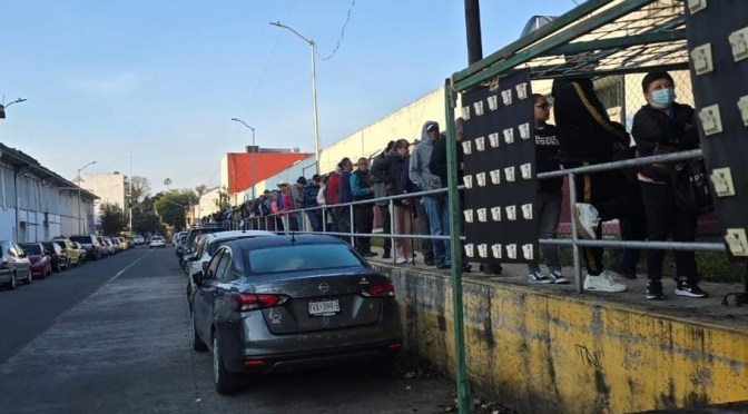 Derechohabientes hacen largas filas en el ISSSTE Xalapa para conseguir cita
