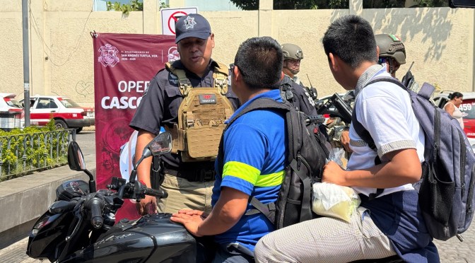 Aplica Ayuntamiento de San Andrés Tuxtla operativo “Casco Seguro” para motociclistas