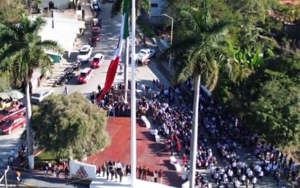 Encabeza alcalde Roberto San Román acto cívico por el Día de la Bandera e inaugura remodelación de la Glorieta Francisco I. Madero
