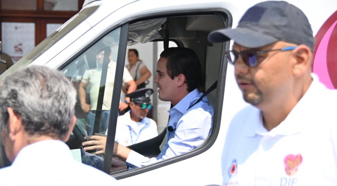Entrega alcalde Rafa Fararoni ambulancia de traslados para el Sistema DIF Municipal&nbsp;