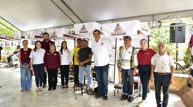 Roberto San Román entrega apoyos a boleros y vendedores de raspas en Tantoyuca