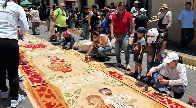 Xico llena de color sus calles con tradicionales alfombras de aserrín