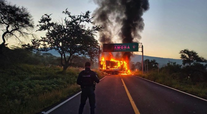Violencia en Michoacán: bloqueos, vehículos incendiados y operativo de seguridad