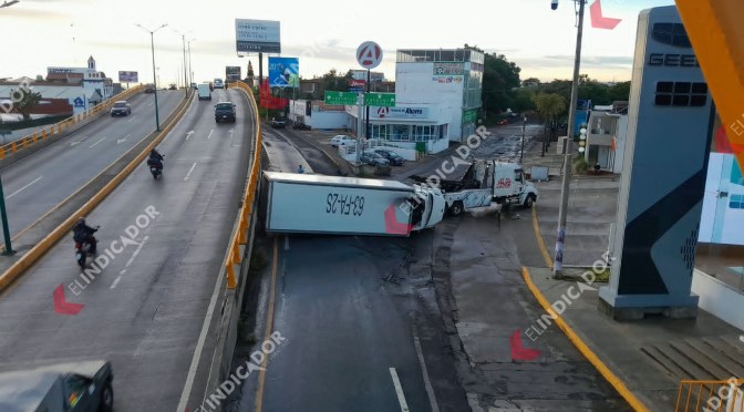 Volcadura de camión provoca cierre temporal en Las Trancas