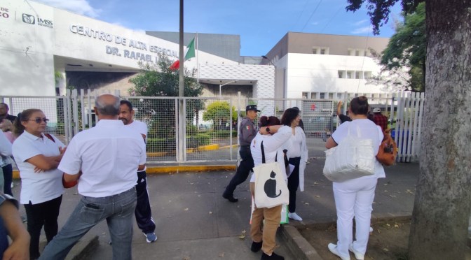 En marcha pacífica, trabajadores del CAE alertan por falta de insumos y cirugías reprogramadas