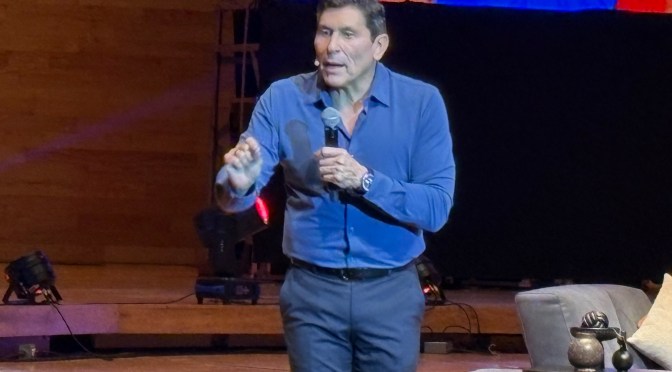 César Lozano conquista Xalapa con humor, reflexiones y emociones en “Mujeres difíciles, hombres complicados”